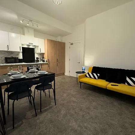 Stylish 3-bedroom Apartment *