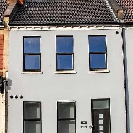 Stylish 3-bedroom Apartment *